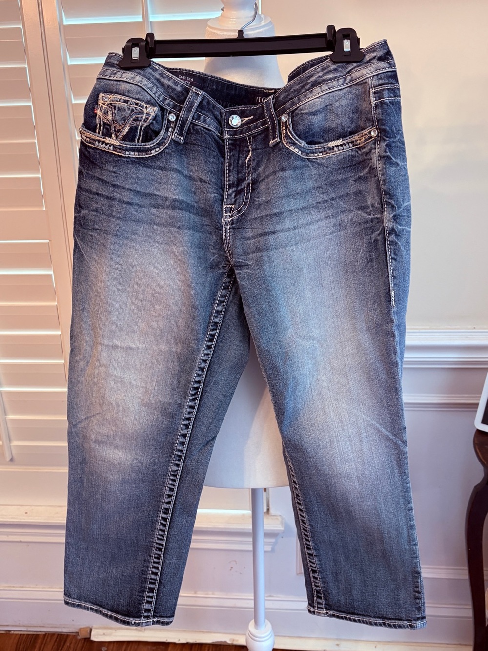 Vigoss Women's Cropped Jeans in Faded Blue Wash - Picture 1 of 10